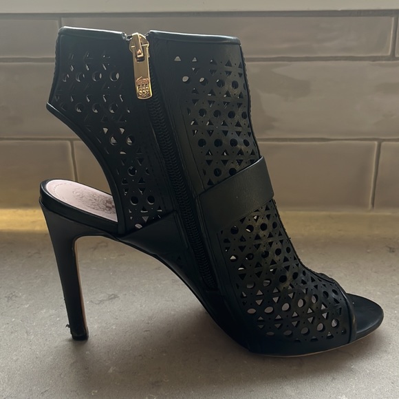 VINCE CAMUTO Leather Heels - Picture 2 of 5